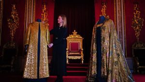 بينها-حزام-ووشاح-إمبراطوري.-الملك-تشارلز-الثالث-يعيد-استخدام-الملابس-التاريخية-أثناء-تتويجه