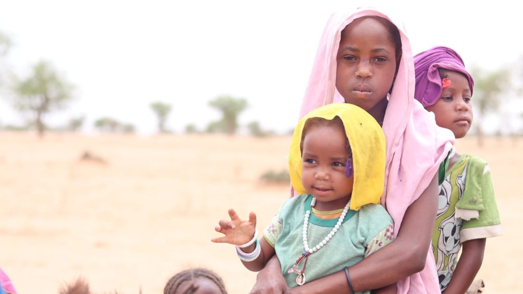 محمد-بن-راشد-يوجه-بتقديم-مساعدات-إنسانية-عاجلة-للنازحين-السودانيين.-ويُبرز-أهمية-العلاقة-بين-الخرطوم-والإمارات