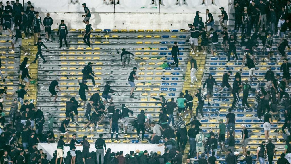 “كاف”-يدين-سلوك-مشجعين-بعد-وفاة-سيدة-قبل-مباراة-الأهلي-والرجاء-المغربي