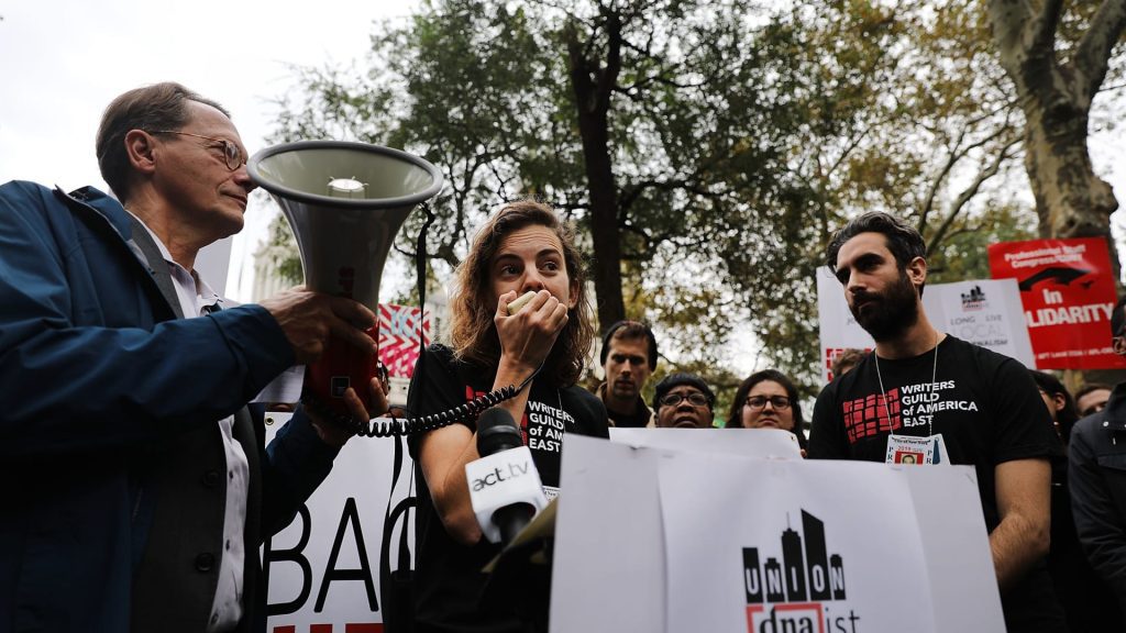 بعضهم-في-هوليوود.-أكثر-من-11ألف-كاتب-أمريكي-يتأهبون-للدخول-في-إضراب-للمطالبة-بزيادة-الأجور