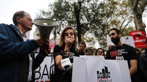 بعضهم-في-هوليوود.-أكثر-من-11ألف-كاتب-أمريكي-يتأهبون-للدخول-في-إضراب-للمطالبة-بزيادة-الأجور