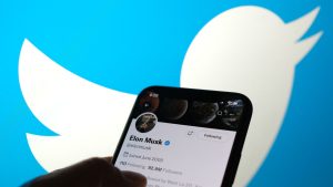 في-خط-زمني.-نشأة-الحسابات-الموثقة-في-تويتر-وإصدار-الشارة-الزرقاء