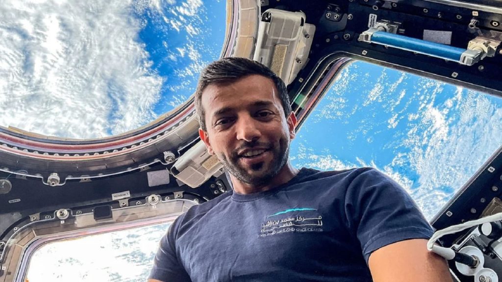 سلطان-النيادي-ينشر-مقطع-فيديو-لتجربته-السير-في-الفضاء