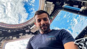 سلطان-النيادي-ينشر-مقطع-فيديو-لتجربته-السير-في-الفضاء