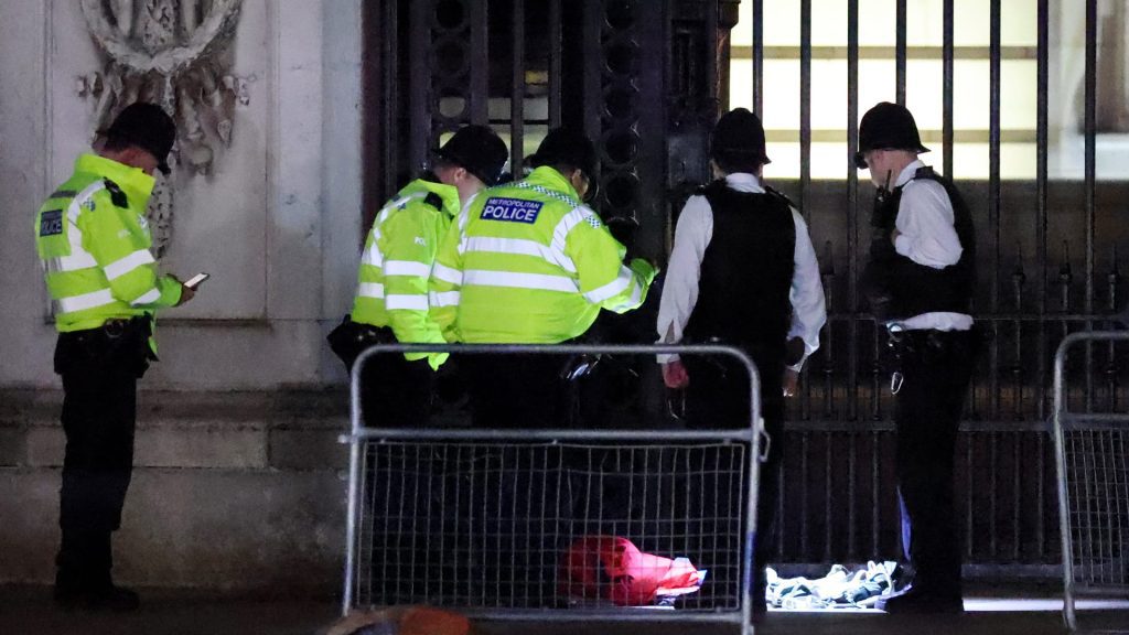 القبض-على-رجل-خارج-قصر-باكنغهام-ألقى-أشياء-“يشتبه-بأنها-خراطيش-أعيرة-نارية”