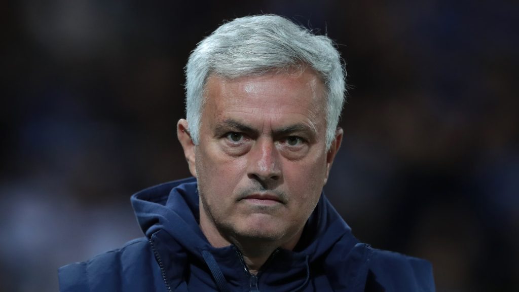 مورينيو-يدخل-إلى-الملعب-بميكروفون-ويُعلق:-لست-غبيا.-أردت-حماية-نفسي-من-الحكم