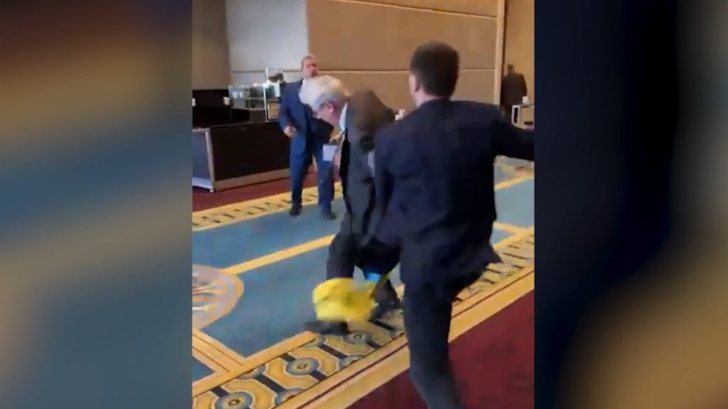 لكم-وعراك-بالأيدي.-شاهد-مندوبي-أوكرانيا-وروسيا-يتشاجران-في-تركيا