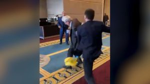 لكم-وعراك-بالأيدي.-شاهد-مندوبي-أوكرانيا-وروسيا-يتشاجران-في-تركيا