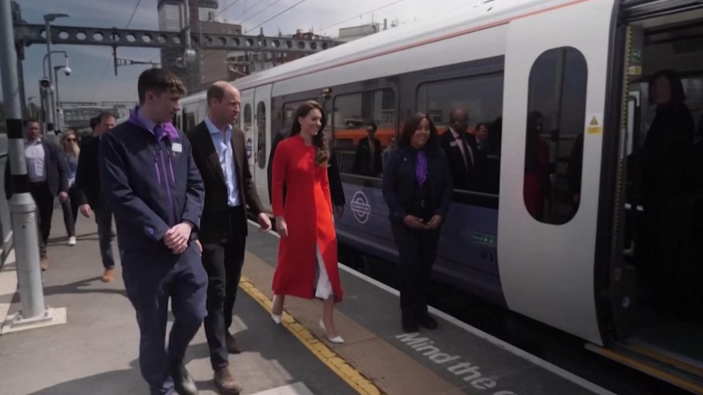 شاهد-كيف-فاجأ-الأمير-ويليام-وزوجته-ركاب-قطار-في-لندن