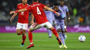 سقوط-محمود-متولي-بشكل-مفاجئ-بعد-مباراة-السوبر.-وأحمد-قندوسي-يطوف-الملعب-به-بعد-استفاقته