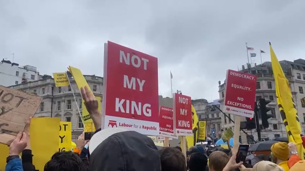 “ليس-ملكي“.-شاهد-محتجون-يتظاهرون-ضد-تتويج-الملك-تشارلز-الثالث