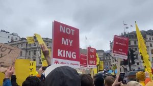 “ليس-ملكي“.-شاهد-محتجون-يتظاهرون-ضد-تتويج-الملك-تشارلز-الثالث