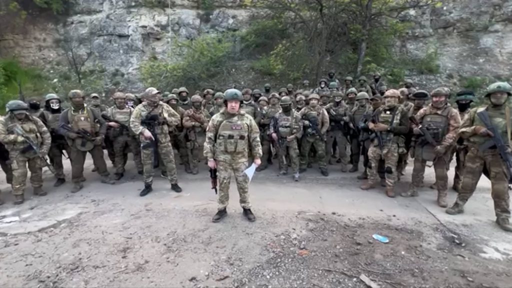 بعد-مقتل-جنوده-بسبب-قلة-الذخيرة.-زعيم-فاغنر-يهاجم-وزير-الدفاع-الروسي-ويهدد-بالانسحاب-من-باخموت