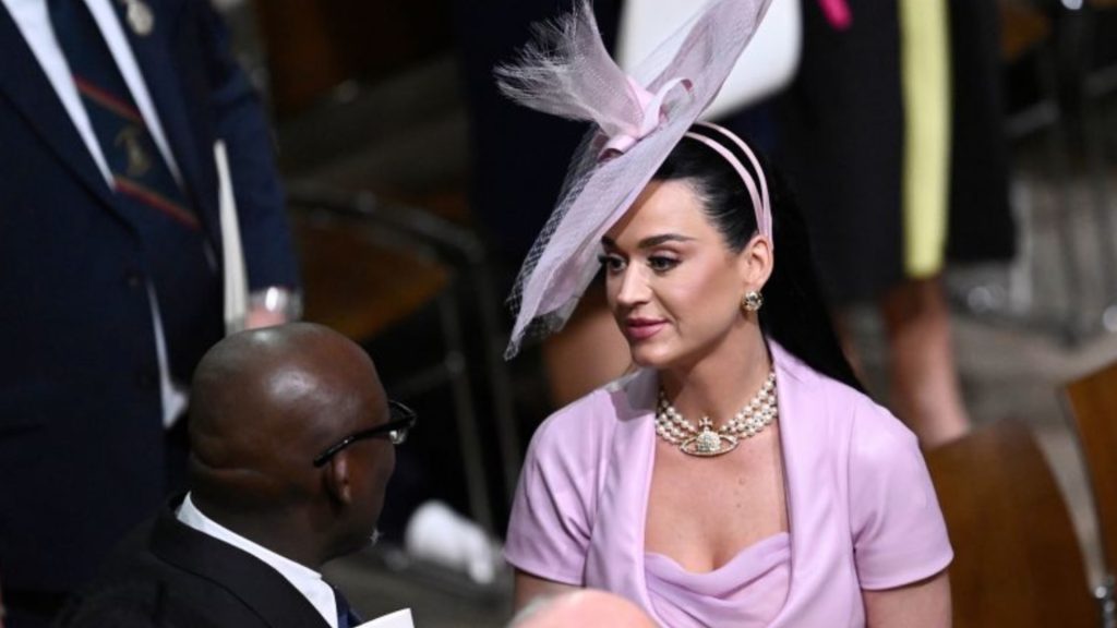 أضاعت-مقعدها.-شاهد-كاتي-بيري-في-موقف-مربك-أثناء-مراسم-تتويج-الملك-تشارلز