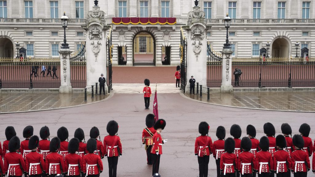 الملك-تشارلز-والملكة-كاميلا-يتوجهان-لقصر-باكنغهام-في-بداية-التتويج-وشرطة-لندن-تنشر-الآلاف