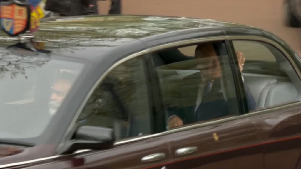 شاهد-الملك-تشارلز-الثالث-والملكة-كاميلا-يلوحان-للحشود-أثناء-توجههم-إلى-قصر-باكنغهام