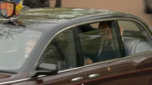 شاهد-الملك-تشارلز-الثالث-والملكة-كاميلا-يلوحان-للحشود-أثناء-توجههم-إلى-قصر-باكنغهام