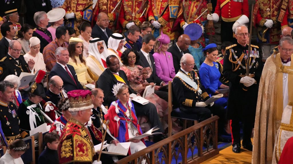 صورة-تلتقط-رد-فعل-أمير-قطر-وملك-البحرين-عند-التقائهما-بمراسم-تتويج-الملك-تشارلز