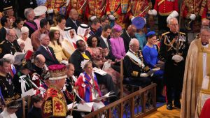 صورة-تلتقط-رد-فعل-أمير-قطر-وملك-البحرين-عند-التقائهما-بمراسم-تتويج-الملك-تشارلز