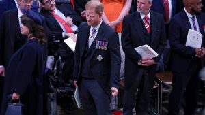 الكاميرا-تلتقط-إشارات-ونظرات-الأمير-هاري-بتتويج-والده-وسط-تفاعل