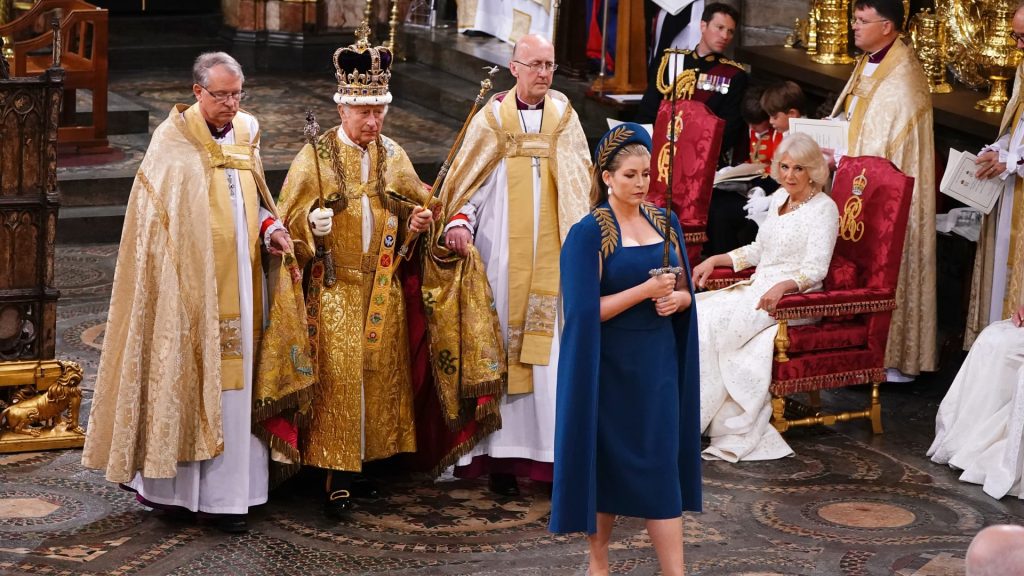 السيدة-ذات-الرداء-الأزرق-واختفاء-أميرين.-cnn-ترصد-لحظات-لا-تُنسى-في-تتويج-الملك-تشارلز-الثالث
