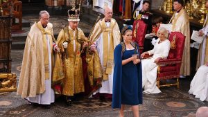 السيدة-ذات-الرداء-الأزرق-واختفاء-أميرين.-cnn-ترصد-لحظات-لا-تُنسى-في-تتويج-الملك-تشارلز-الثالث