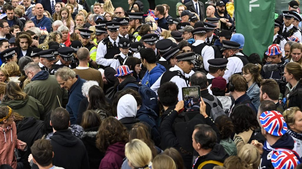 انتقادات-لشرطة-لندن-جراء-تعاملها-العنيف-مع-معارضي-الملكية.-ووزيرة-بريطانية-تدافع