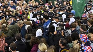 انتقادات-لشرطة-لندن-جراء-تعاملها-العنيف-مع-معارضي-الملكية.-ووزيرة-بريطانية-تدافع