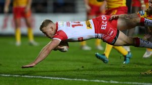 ثور-هائج-يقتحم-ملعبًا-ويحدث-فوضى-قبيل-مباراة-للرغبي-في-فرنسا.-ماذا-فعل-اللاعبون؟