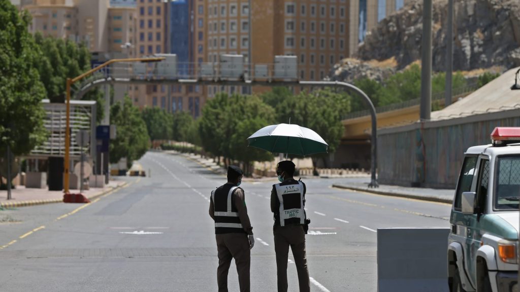 السعودية.-توقيف-سعودي-سرق-سيارة-في-مكة-كان-داخلها-امرأة-وطفلان