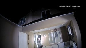 قُتل-صاحبه-أمام-الكاميرا.-شاهد-ما-حدث-عندما-داهمت-الشرطة-الأمريكية-منزلًا-بالخطأ