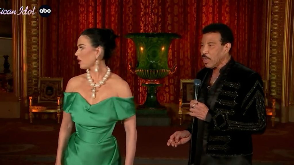 حضور-ملكي-مفاجئ-كان-بانتظار-مشاهدي-برنامج-“أمريكان-أيدول”.-شاهد-ما-حدث