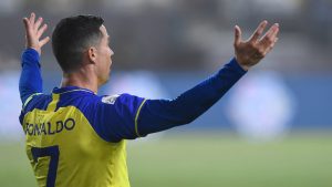 السعودية.-كريستيانو-رونالدو-يشكو-من-سوء-أرض-الملعب-ومغردون-يعلقون