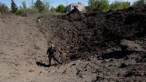 كاميرا-cnn-ترصد-لحظة-سقوط-صاروخ-روسي-عالي-التقنية-أثناء-تغطية-الأحداث-بالجبهة-الأمامية-بأوكرانيا