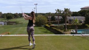 تسدّد-الكرة-من-فوق-الفيلات-وبرك-السباحة.-ملعب-غولف-فريد-من-نوعه-في-تركيا