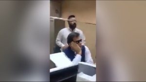 فيديو-يظهر-اعتقال-رئيس-وزراء-باكستان-السابق-عمران-خان