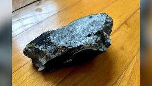 اخترق-السقف-واستقر-في-غرفة-النوم.-سقوط-نادر-لما-يبدو-أنه-نيزك-على-منزل-بأمريكا