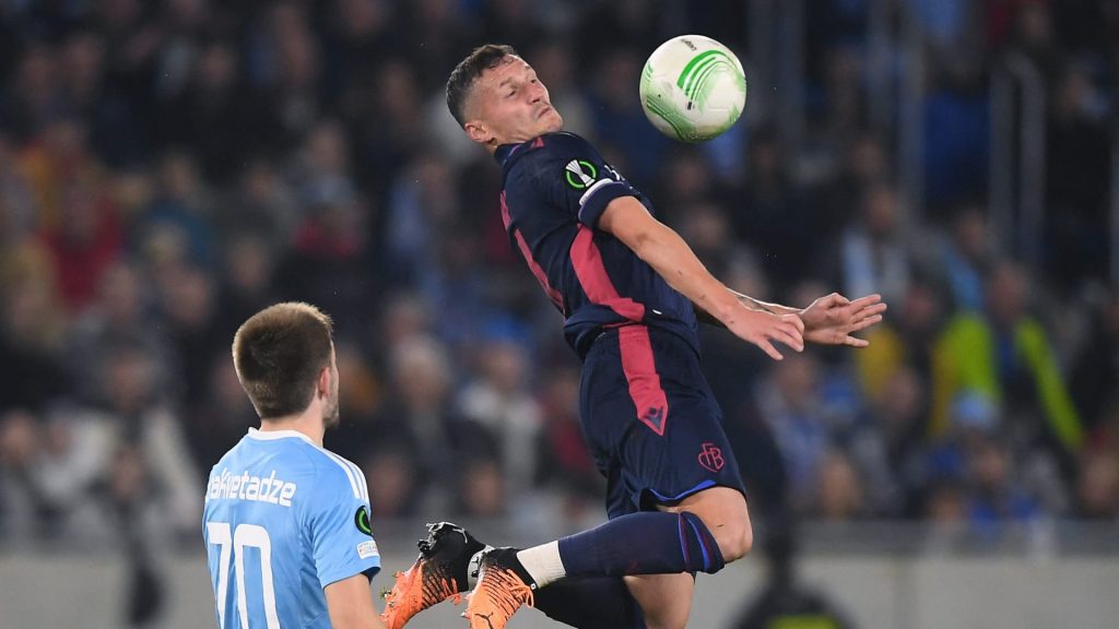 الدوري-السويسري-لاعب-يعيد-“نطحة-زيدان”-للأذهان.-ورد-فعل-حكم-المباراة-يُثير-جدلاً