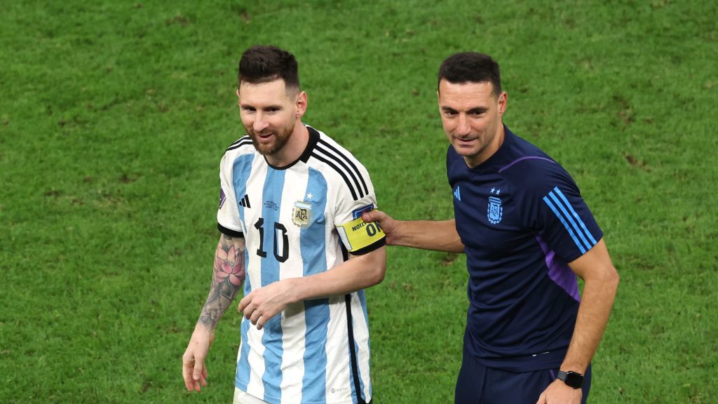 مدرب-الأرجنتين-يتحدث-عن-سالم-الدوسري.-ويعلّق-على-احتمالية-انضمام-ليونيل-ميسي-للهلال