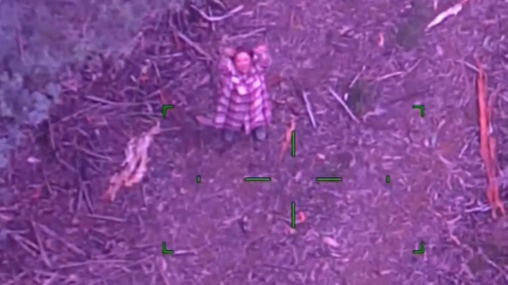 اضطرت-إلى-شرب-النبيذ-للارتواء.-شاهد-لحظة-إنقاذ-سيدة-بعد-5-أيام-من-فقدانها