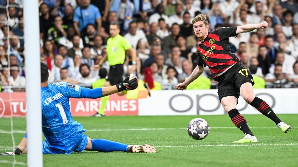 يعد-قصة-“الخيانة”-الشهيرة.-عناق-دي-بروين-وكورتوا-في-برنابيو-يثير-تفاعلا