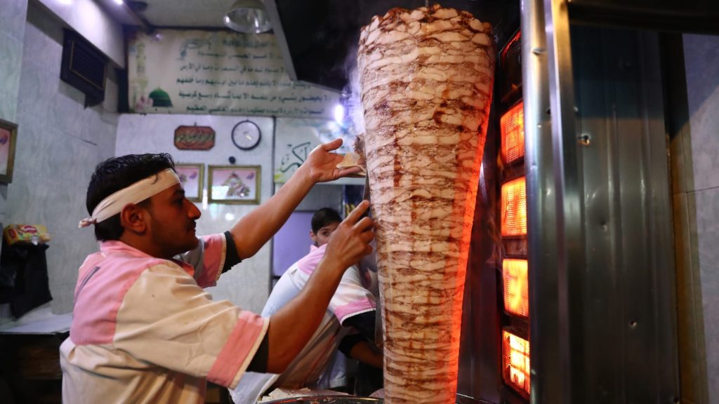 أي-دولة-فيها-أفضل-شاورما-بالشرق-الأوسط؟.-رئيس-لجنة-الشؤون-الخارجية-بالكونغرس-يسأل-والإجابة-كانت-بهذه-الدولة