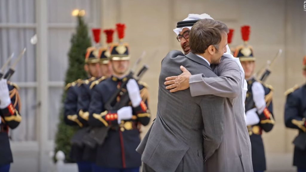 عناق-وحفاوة-استقبال.-تداول-فيديو-محمد-بن-زايد-في-الإليزيه