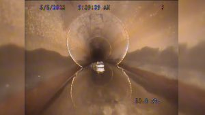 ظهر-فجأة-أمام-الكاميرا.-شاهد-ما-عثر-عليه-عمال-طرق-بأنبوب-صرف-مياه-الأمطار