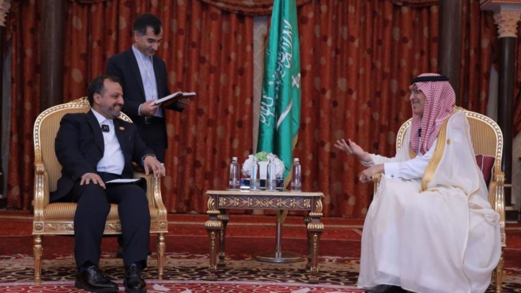 وزير-المالية-السعودي-يوضح-ما-دار-خلال-لقائه-مع-وزير-الاقتصاد-الإيراني