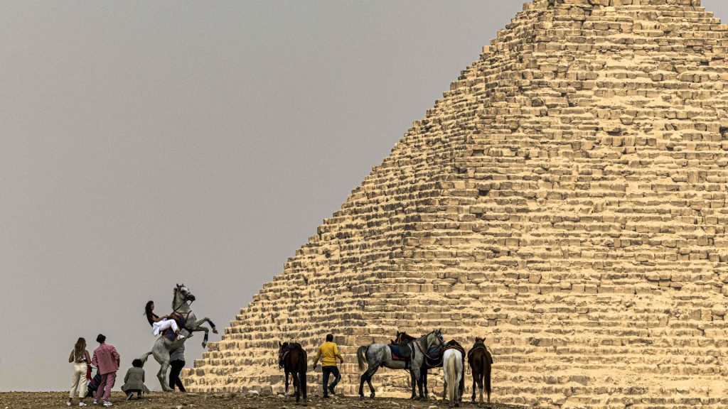 مصر-تداول-فيديو-لمضايقة-“جمال”-لسائح-بجوار-الهرم.-والداخلية-ترد