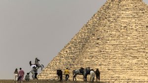 مصر-تداول-فيديو-لمضايقة-“جمال”-لسائح-بجوار-الهرم.-والداخلية-ترد