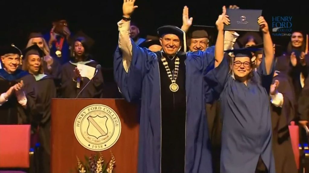 “حتى-لو-أنجبتها-فسأحملها-بين-ذراعي”.-أم-في-المخاض-تشق-طريقها-على-المسرح-لاستلام-شهادتها