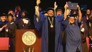 “حتى-لو-أنجبتها-فسأحملها-بين-ذراعي”.-أم-في-المخاض-تشق-طريقها-على-المسرح-لاستلام-شهادتها