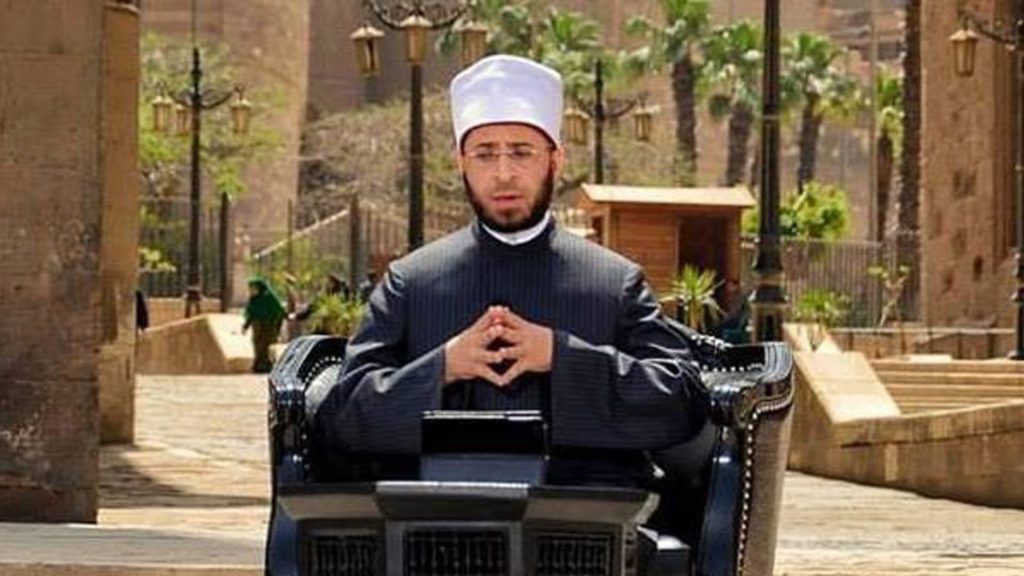 مستشار-السيسي-يرد-على-ضجة-حمله-فوق-الأعناق-بإندونيسيا